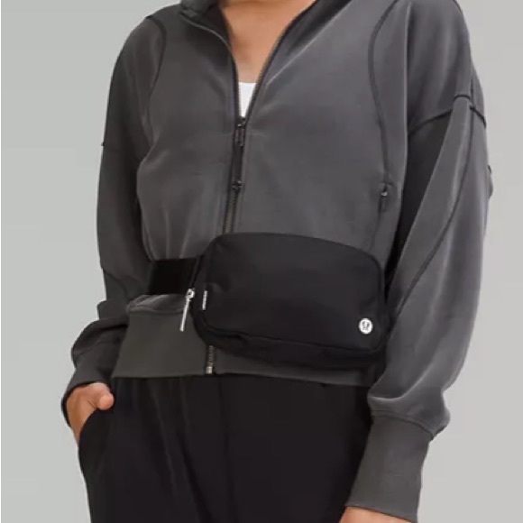 LULULEMON BLACK BELT BAG!! Everywhere Belt Bag 1L FREE GIFT WITH PURCHASE - Picture 5 of 8